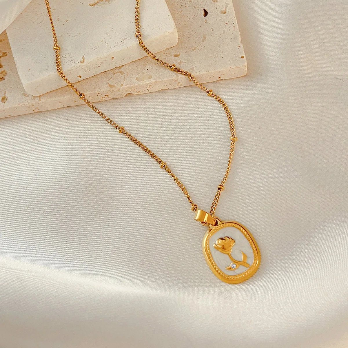 French Vintage Style Rose Embellished High-End Feel Romantic Titanium Steel Flower Non-Fading Gold Plated Pendant Necklace